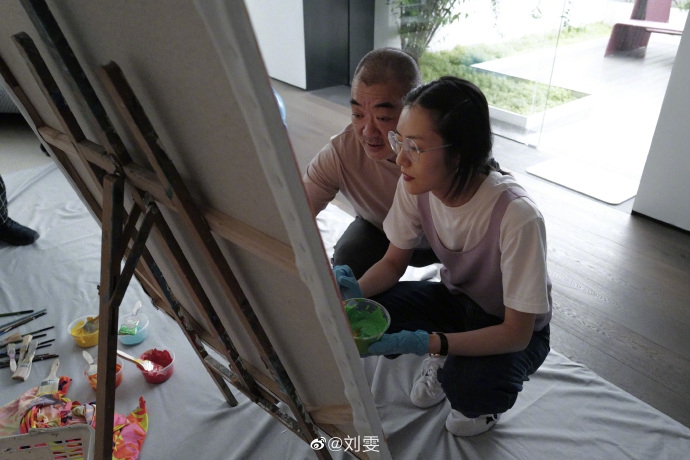 刘雯沉迷油画创作超认真 戴银边眼镜搭休闲装扮文艺清新