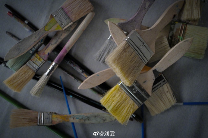 刘雯沉迷油画创作超认真 戴银边眼镜搭休闲装扮文艺清新