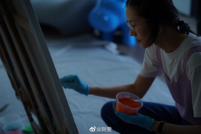 刘雯沉迷油画创作超认真 戴银边眼镜搭休闲装扮文艺清新