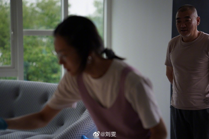 刘雯沉迷油画创作超认真 戴银边眼镜搭休闲装扮文艺清新