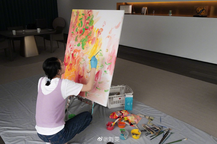 刘雯沉迷油画创作超认真 戴银边眼镜搭休闲装扮文艺清新