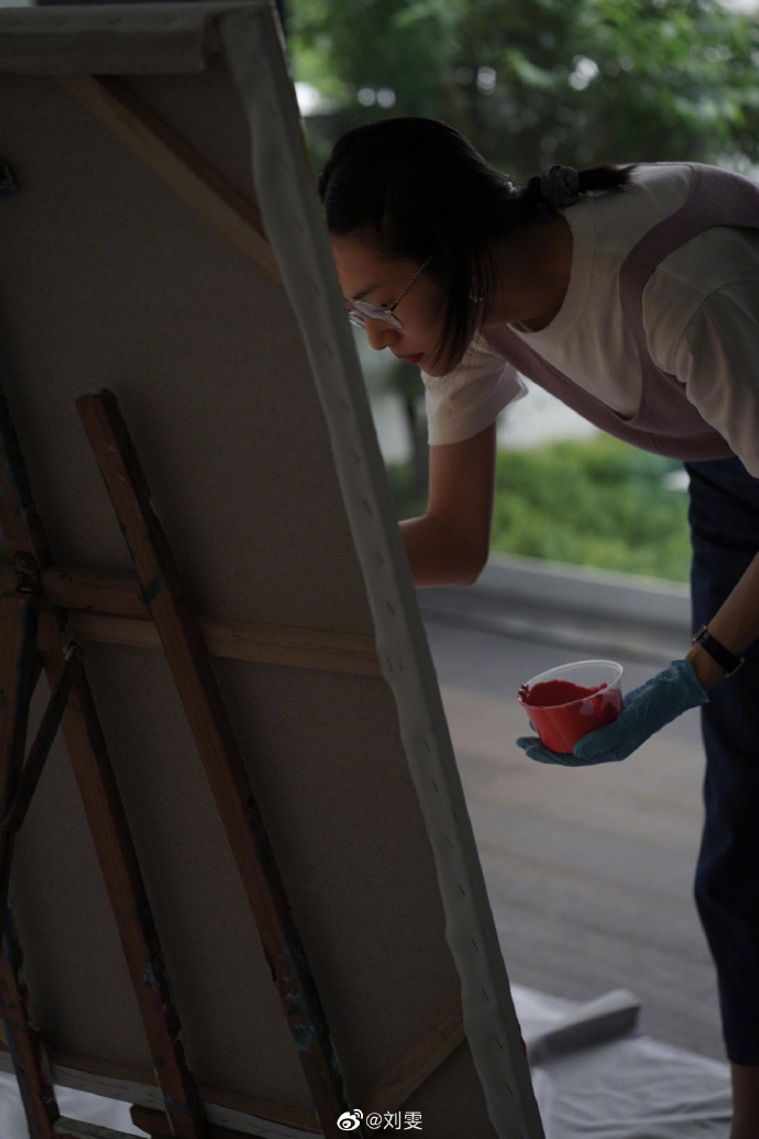 刘雯沉迷油画创作超认真 戴银边眼镜搭休闲装扮文艺清新