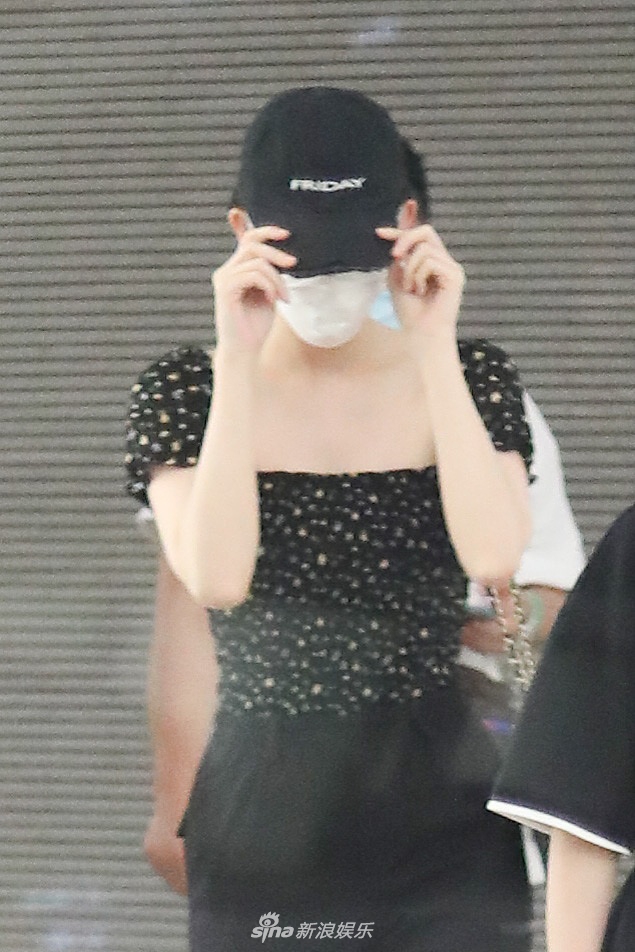 娜扎穿短款上衣秀好身材 快走赶路美成风景线