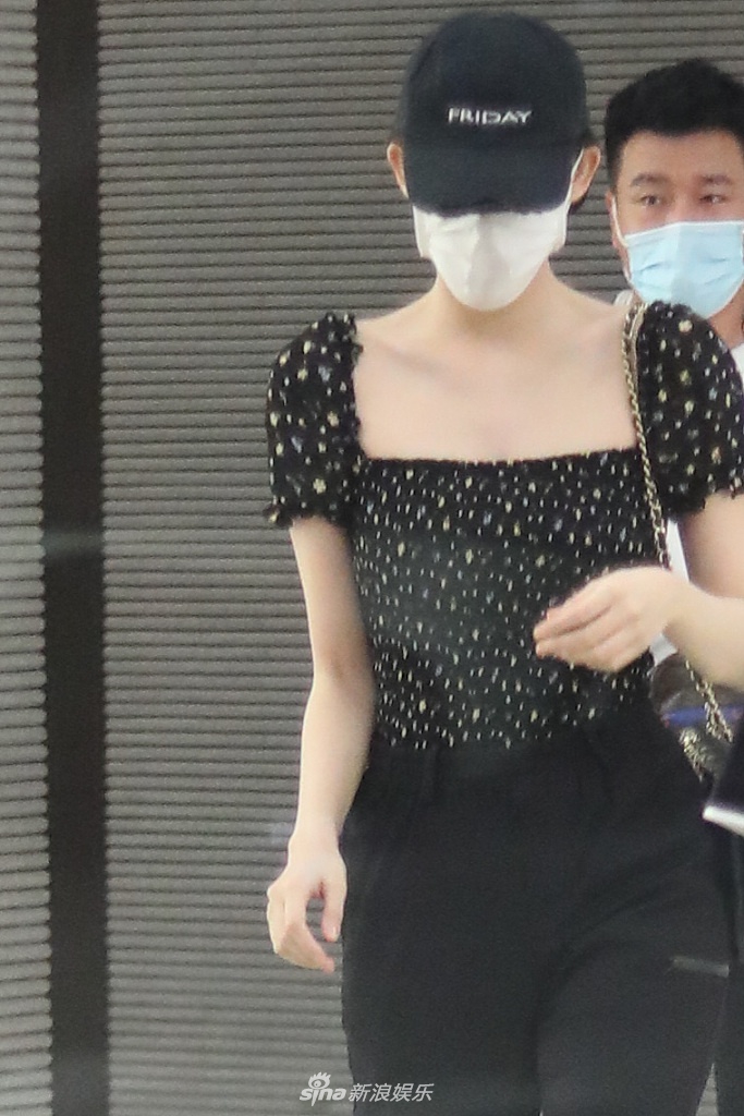 娜扎穿短款上衣秀好身材 快走赶路美成风景线