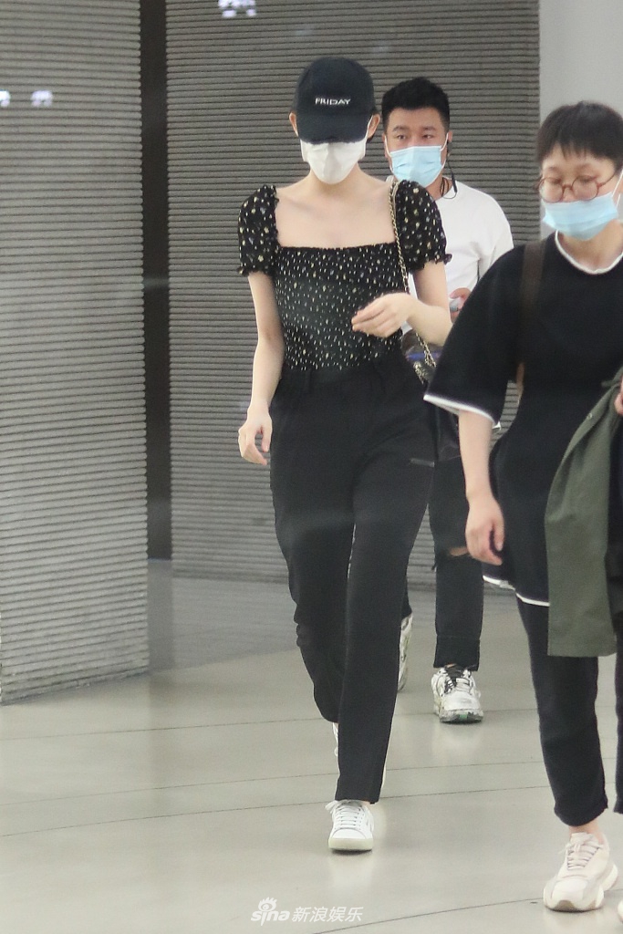 娜扎穿短款上衣秀好身材 快走赶路美成风景线