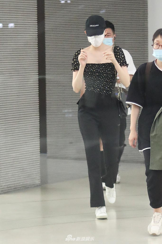 娜扎穿短款上衣秀好身材 快走赶路美成风景线