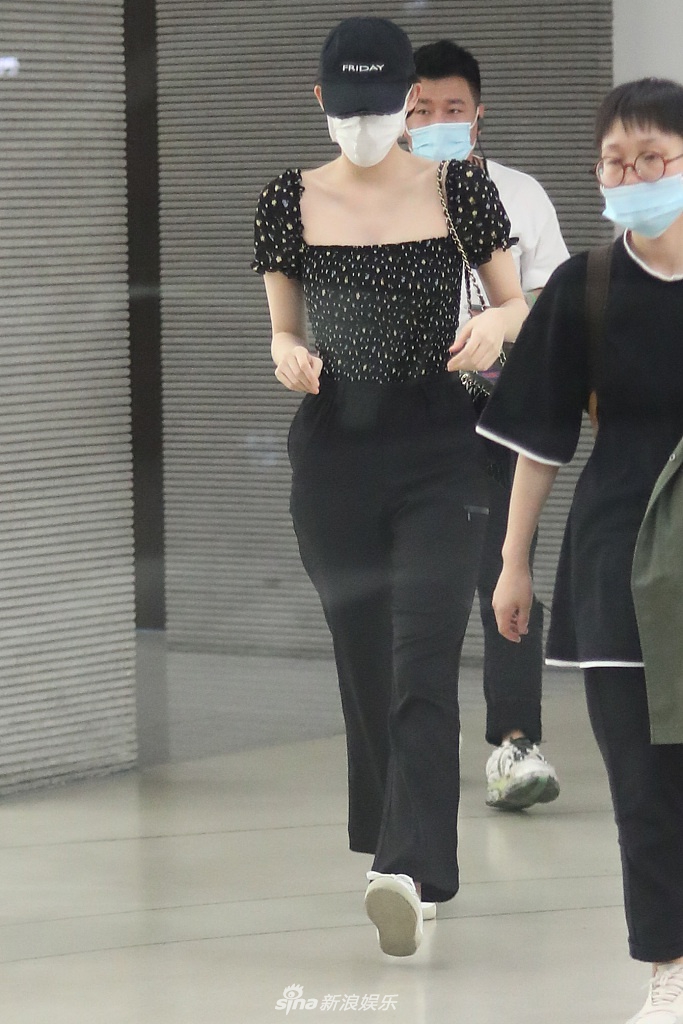 娜扎穿短款上衣秀好身材 快走赶路美成风景线