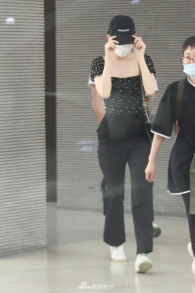 娜扎穿短款上衣秀好身材 快走赶路美成风景线