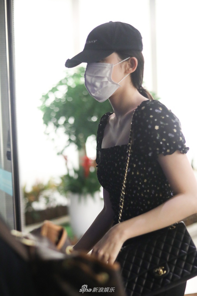 娜扎穿短款上衣秀好身材 快走赶路美成风景线