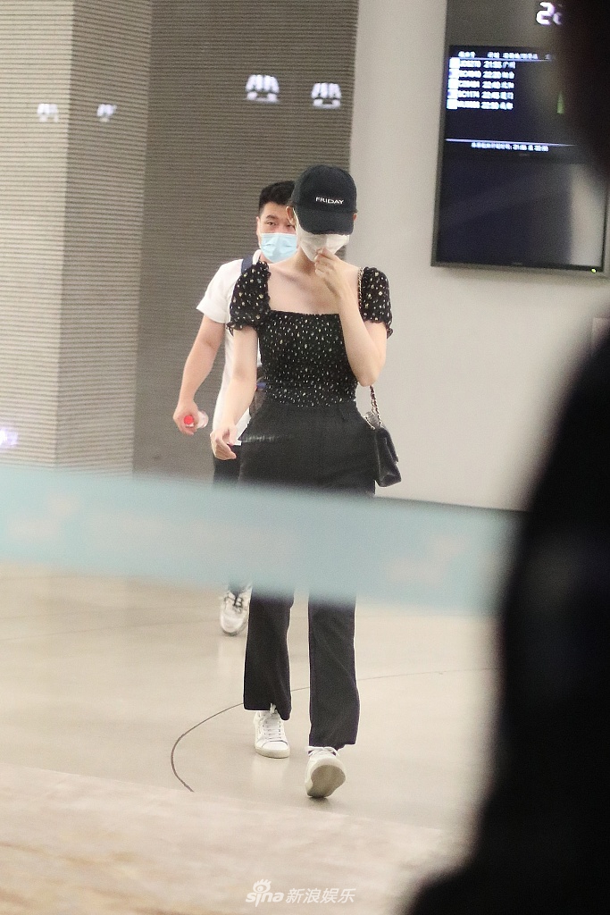 娜扎穿短款上衣秀好身材 快走赶路美成风景线