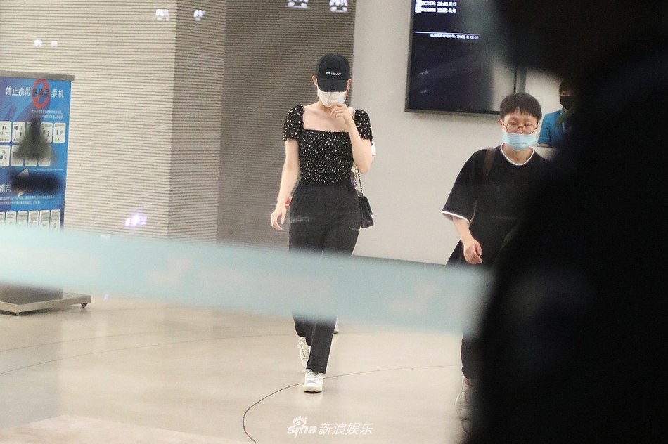 娜扎穿短款上衣秀好身材 快走赶路美成风景线