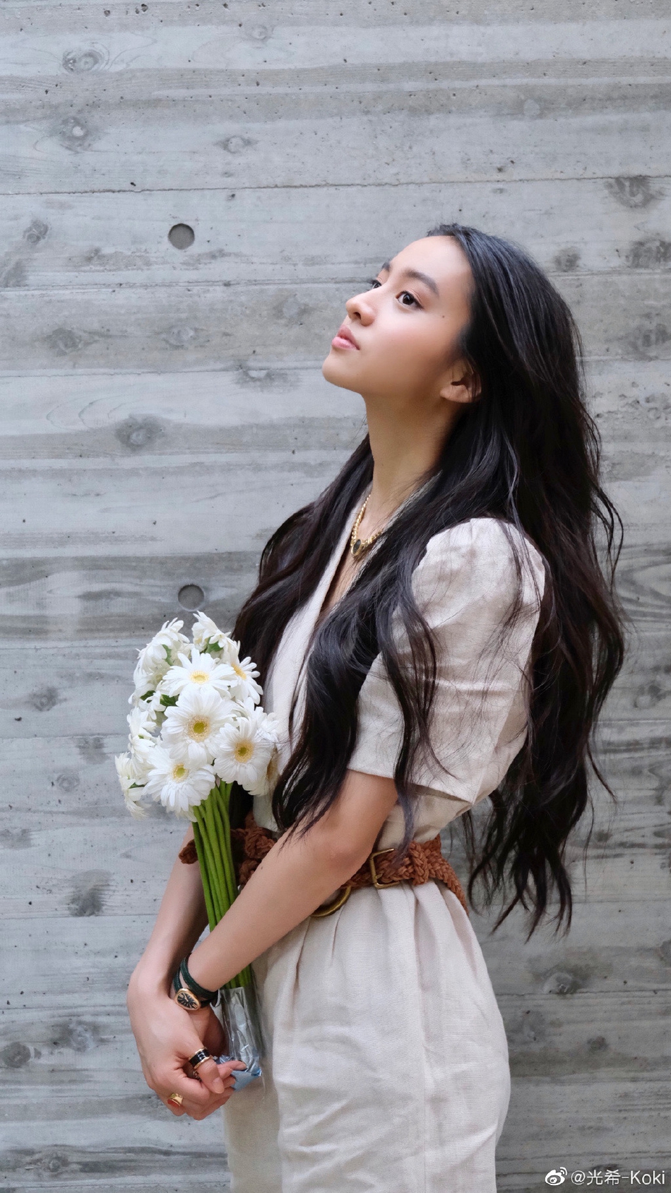 木村光希卷发优雅侧颜精致 手持花束嫣然一笑超甜美