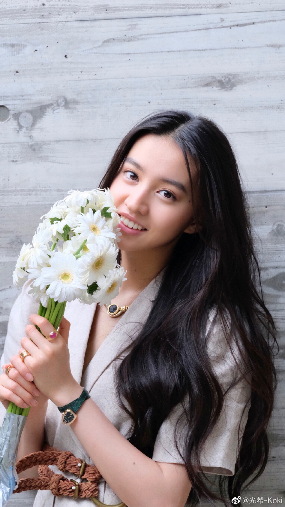 木村光希卷发优雅侧颜精致 手持花束嫣然一笑超甜美