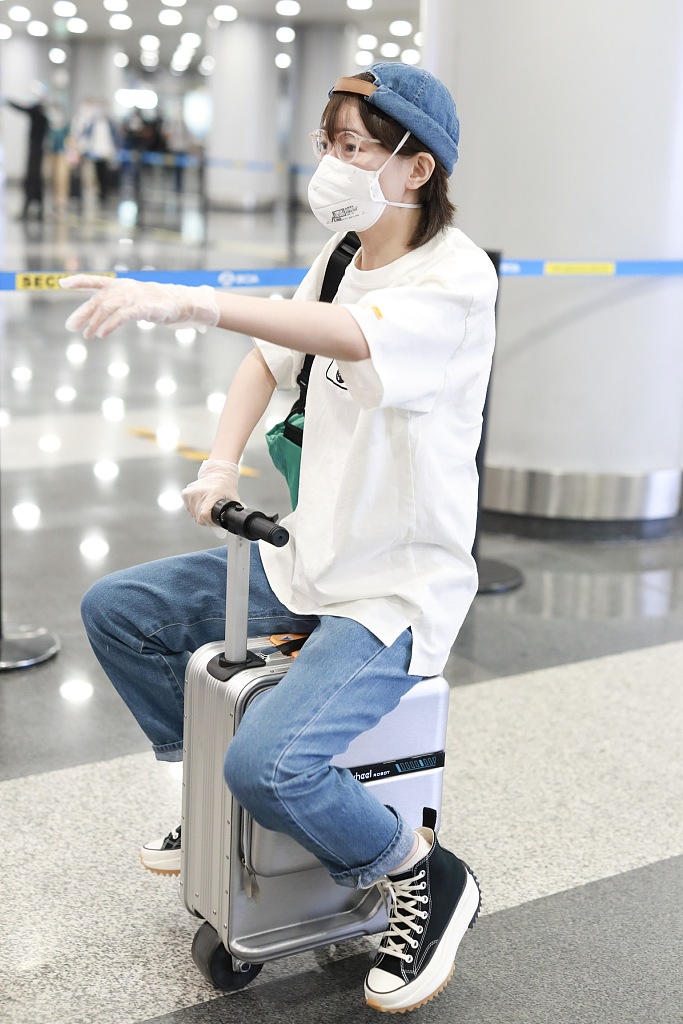 焦俊艳反戴鸭舌帽俏皮可爱 坐行李箱童趣十足