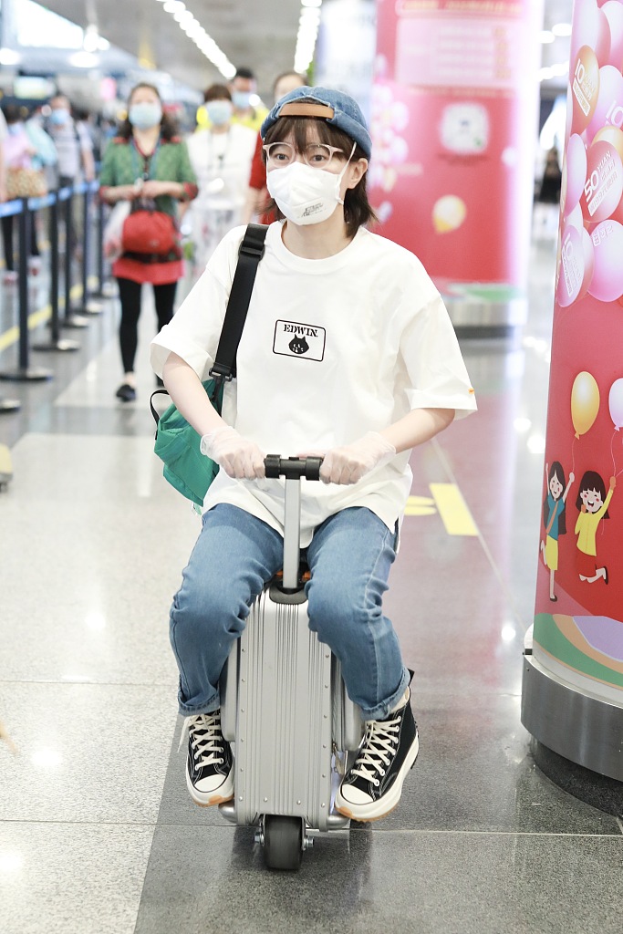 焦俊艳反戴鸭舌帽俏皮可爱 坐行李箱童趣十足