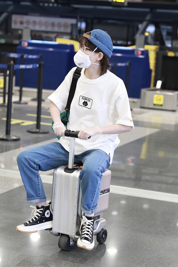焦俊艳反戴鸭舌帽俏皮可爱 坐行李箱童趣十足
