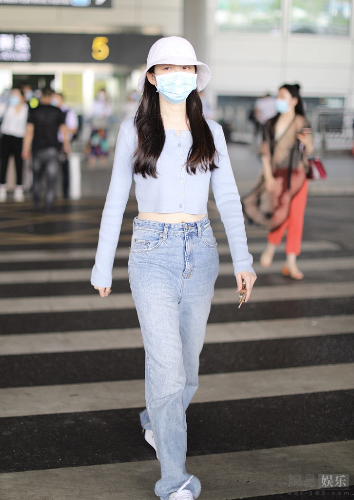 蒋梦婕两眼迷蒙困意浓 长发披肩小露蛮腰