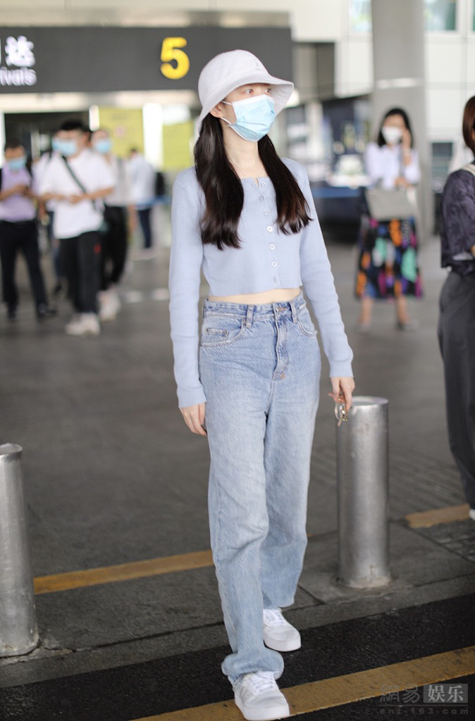 蒋梦婕两眼迷蒙困意浓 长发披肩小露蛮腰