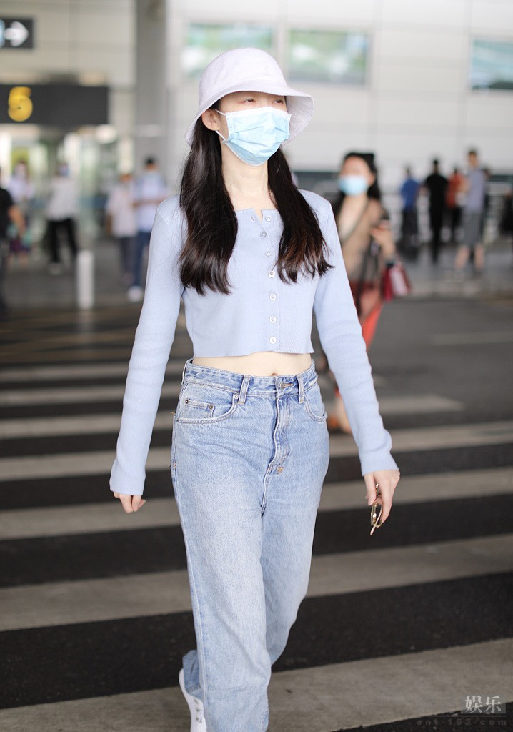 蒋梦婕两眼迷蒙困意浓 长发披肩小露蛮腰