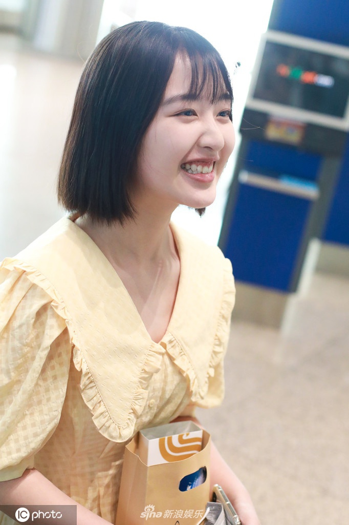 邓恩熙穿淡黄色长裙温柔满分 梳妹妹头时尚俏皮