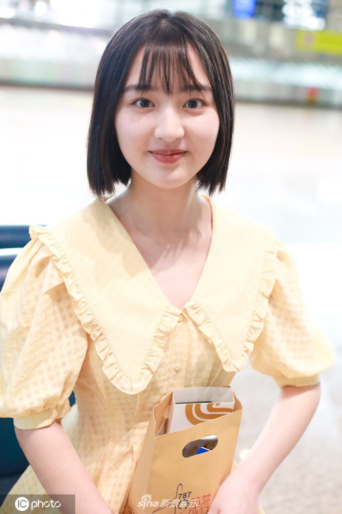 邓恩熙穿淡黄色长裙温柔满分 梳妹妹头时尚俏皮