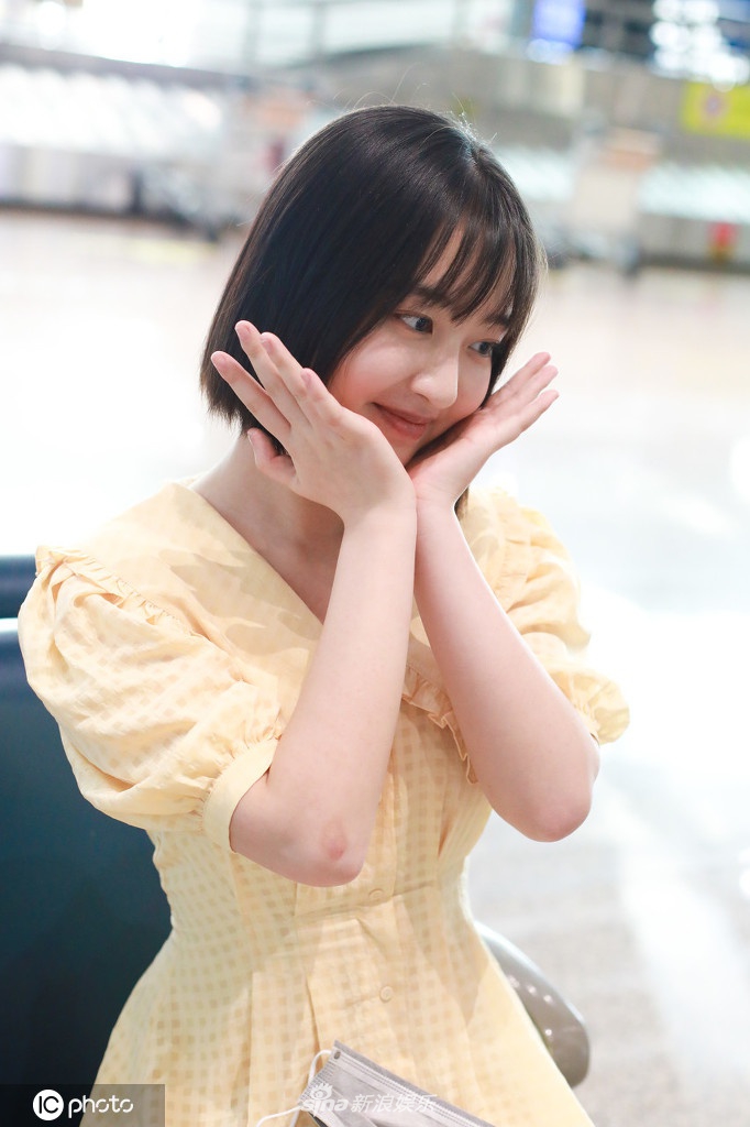 邓恩熙穿淡黄色长裙温柔满分 梳妹妹头时尚俏皮