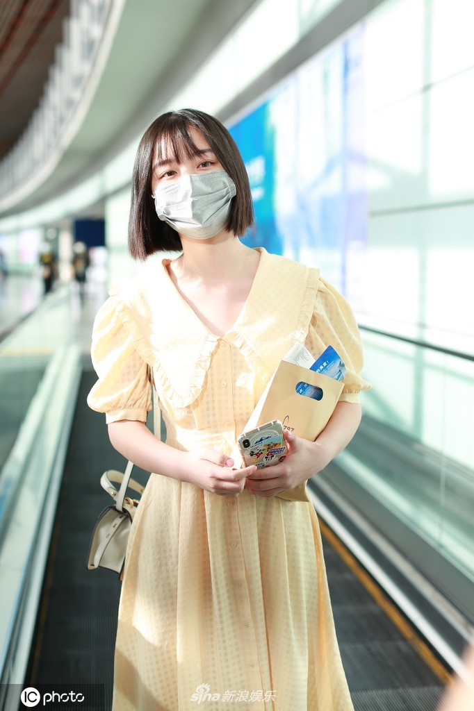 邓恩熙穿淡黄色长裙温柔满分 梳妹妹头时尚俏皮