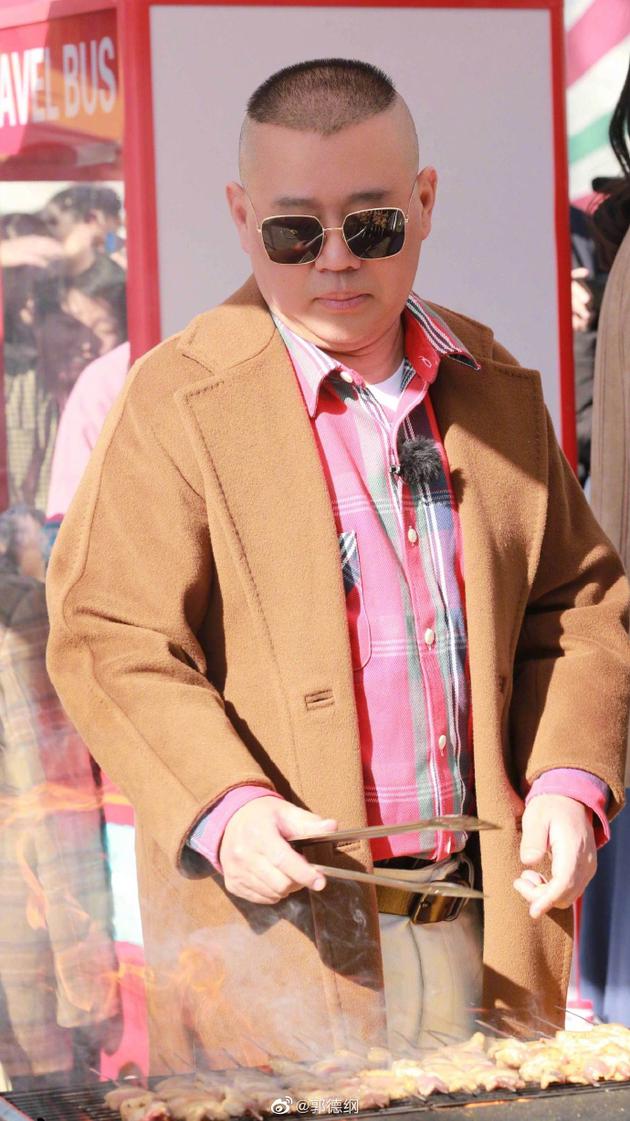 紧跟潮流!郭德纲在线邀请孟非一起摆摊卖烤玉米