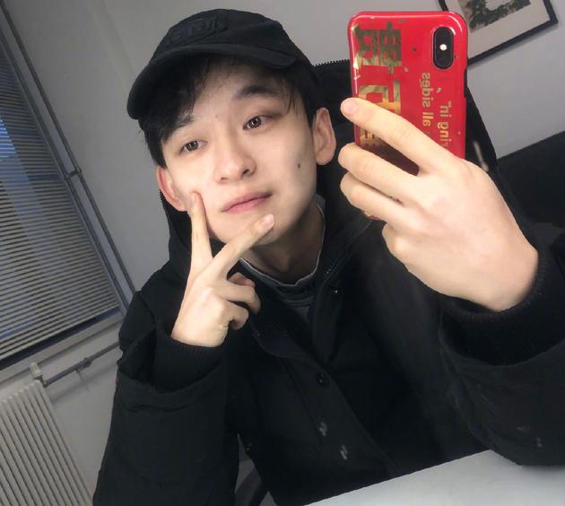 董子健李荣浩准时为老婆庆生:恭喜我们守住零点