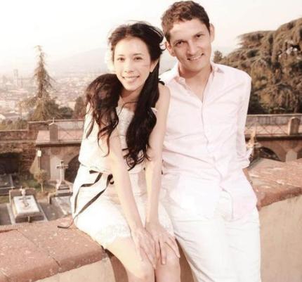 莫文蔚庆生罕见秀恩爱 与老公上演默契四手联弹