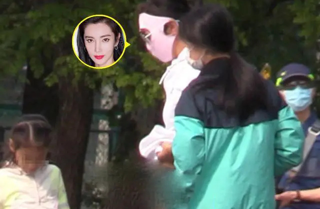 李冰冰和妹妹一家郊游 戴防晒面罩享受休闲时光