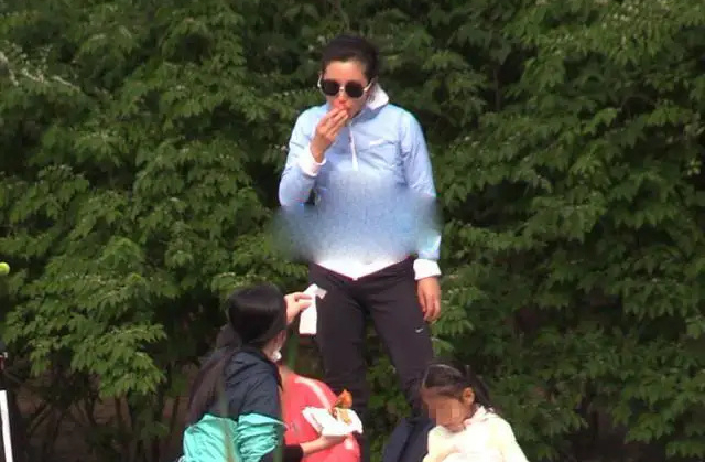 李冰冰和妹妹一家郊游 戴防晒面罩享受休闲时光