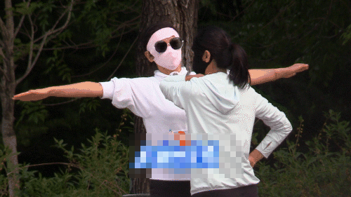 李冰冰和妹妹一家郊游 戴防晒面罩享受休闲时光