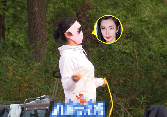 李冰冰和妹妹一家郊游 戴防晒面罩享受休闲时光
