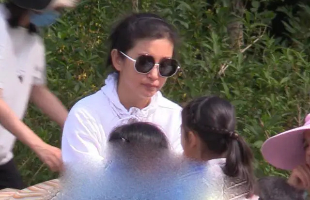 李冰冰和妹妹一家郊游 戴防晒面罩享受休闲时光