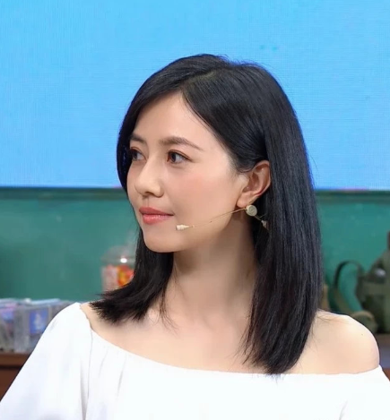 高圆圆产后复工现身直播间 长发披肩女神范儿十足