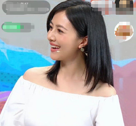 高圆圆产后复工现身直播间 长发披肩女神范儿十足