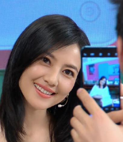 高圆圆产后复工现身直播间 长发披肩女神范儿十足