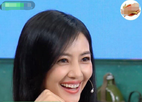 高圆圆产后复工现身直播间 长发披肩女神范儿十足