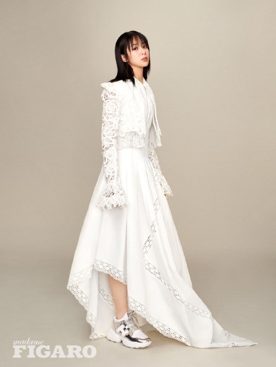 杨紫最新写真大片曝光 鲜花草帽造型优雅文艺