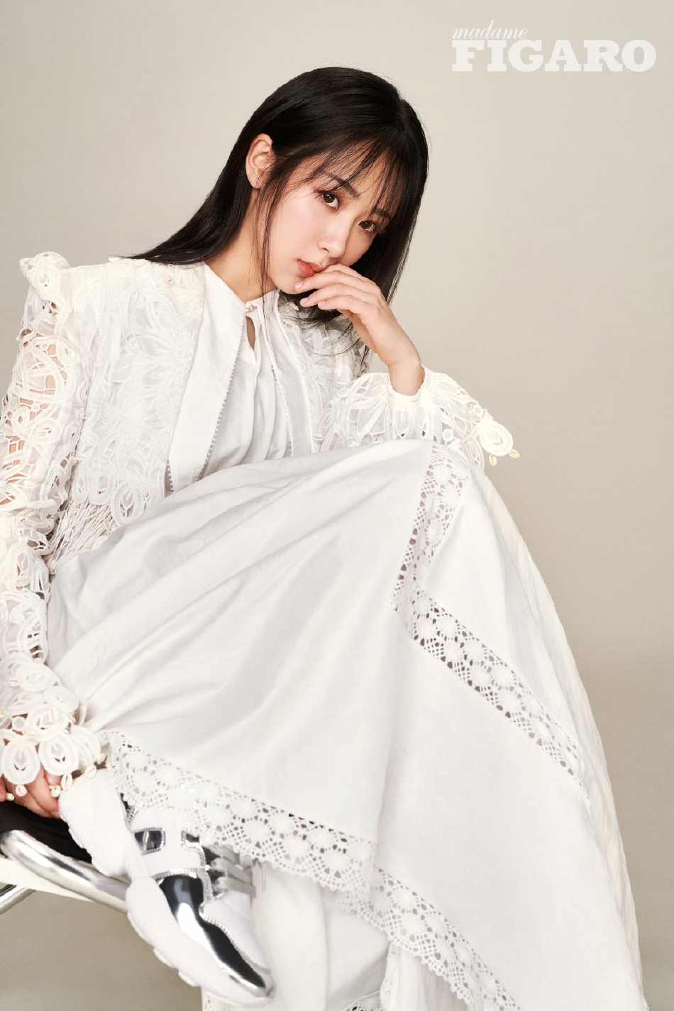 杨紫最新写真大片曝光 鲜花草帽造型优雅文艺