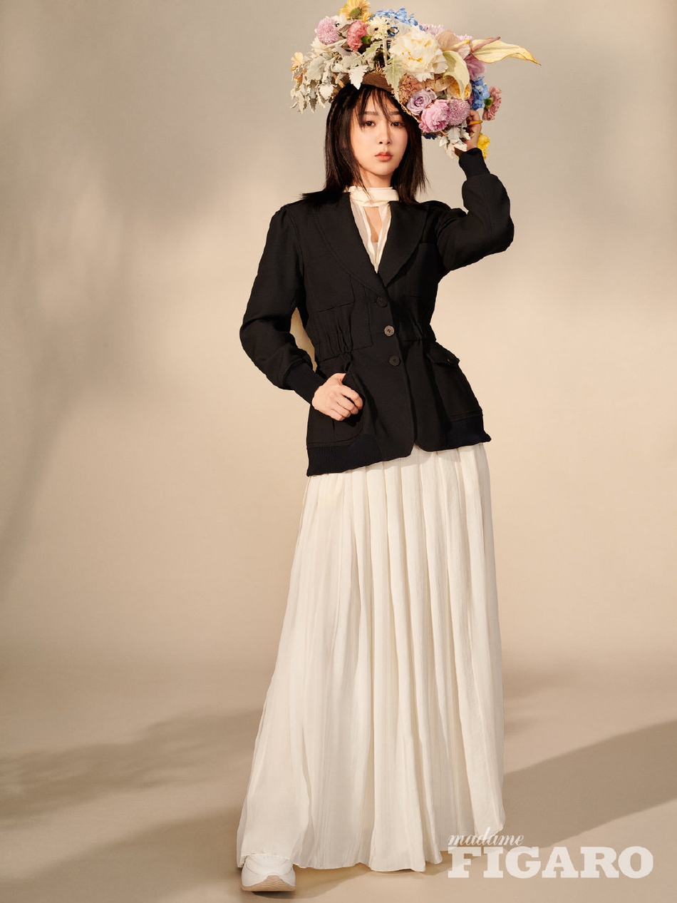 杨紫最新写真大片曝光 鲜花草帽造型优雅文艺