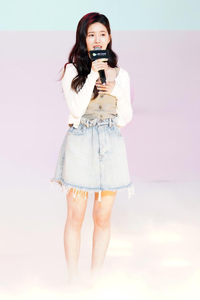 赵露思穿小短裙笑容甜美 与丁禹兮对视互动甜化人心