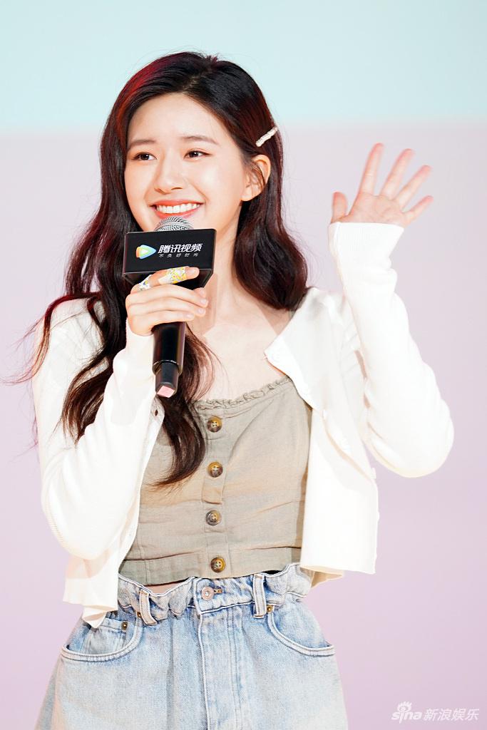 赵露思穿小短裙笑容甜美 与丁禹兮对视互动甜化人心