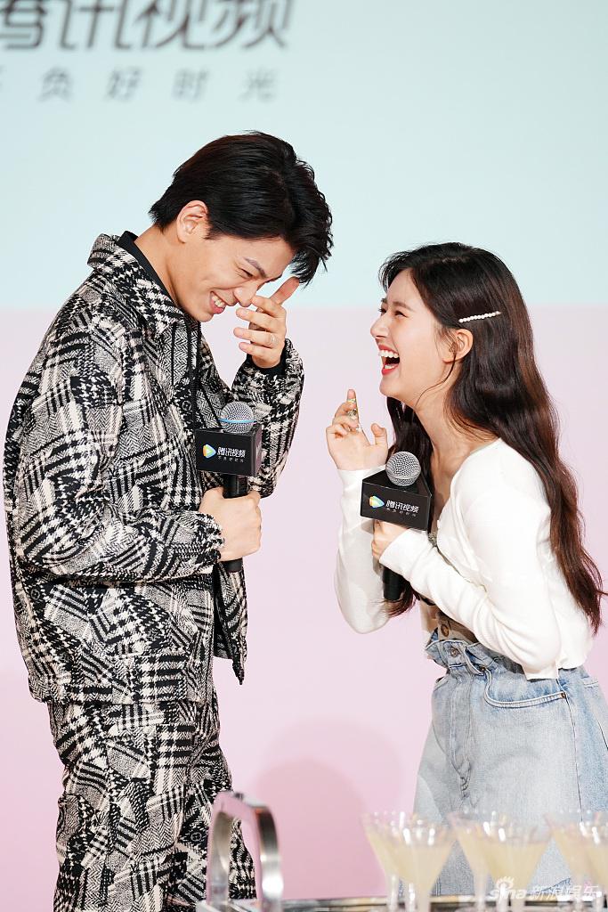 赵露思穿小短裙笑容甜美 与丁禹兮对视互动甜化人心