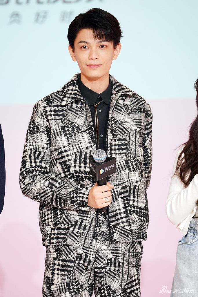 赵露思穿小短裙笑容甜美 与丁禹兮对视互动甜化人心