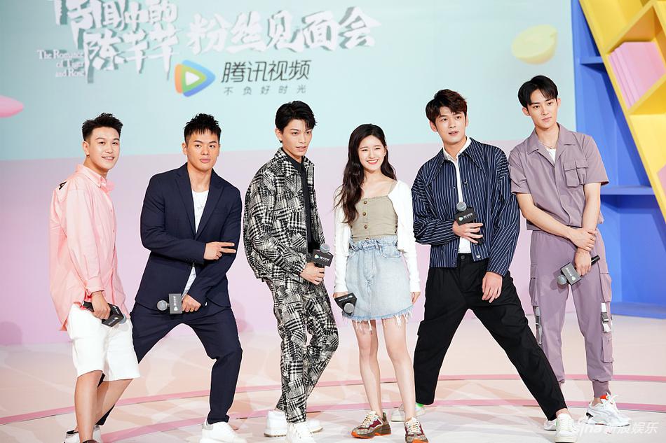 赵露思穿小短裙笑容甜美 与丁禹兮对视互动甜化人心