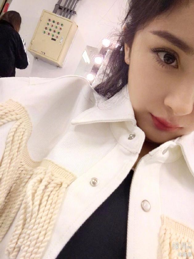 杨幂分享半脸自拍 睫毛纤长眼神深邃电力足