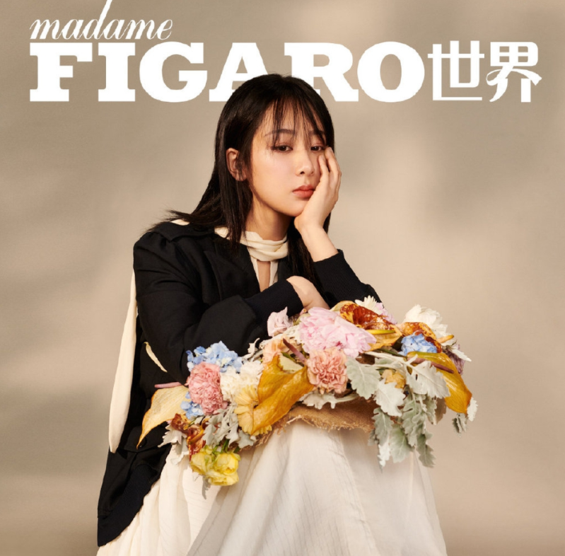 杨紫最新写真大片曝光 鲜花草帽造型优雅文艺