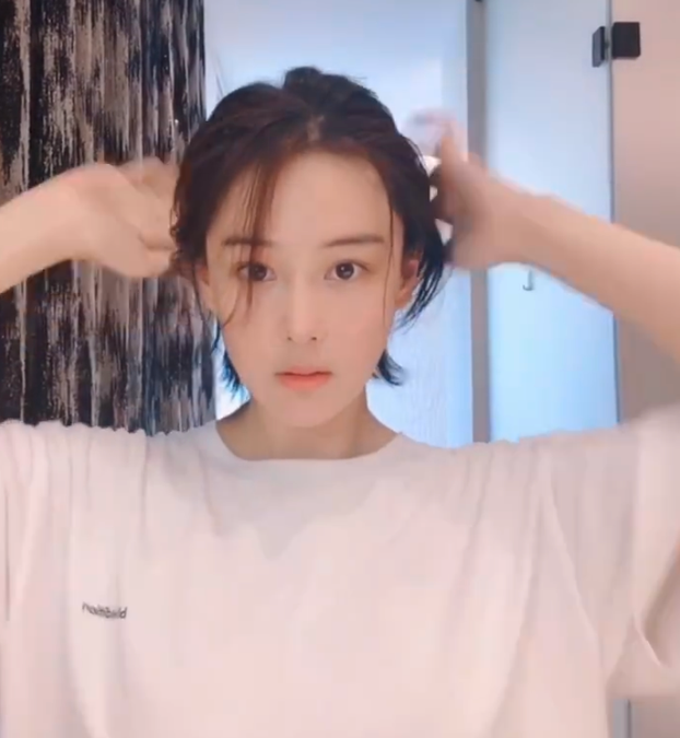 张馨予分享打理短发教程 湿发配西装气场超A